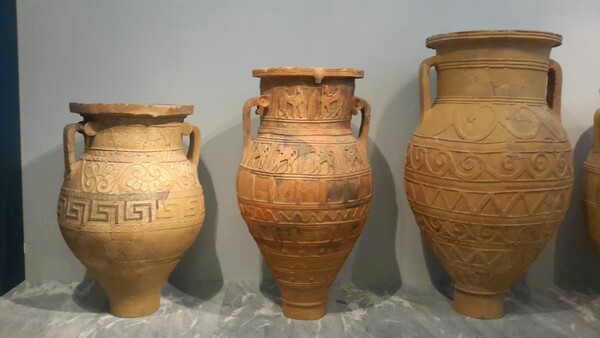 Κρήτη: Τουρίστρια λιποθύμησε μέσα στο μουσείο και έσπασε αρχαίο έκθεμα