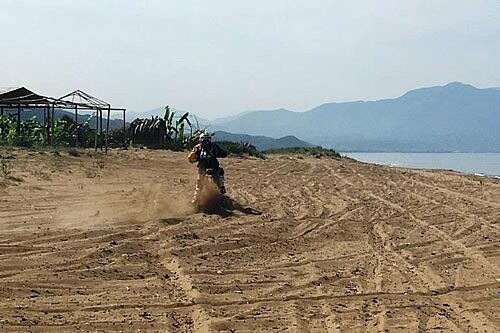 Ο ΑΡΧΕΛΩΝ καταγγέλλει αγώνα ταχύτητας από 280 μοτοσικλέτες σε παραλία με φωλιές καρέτα-καρέτα