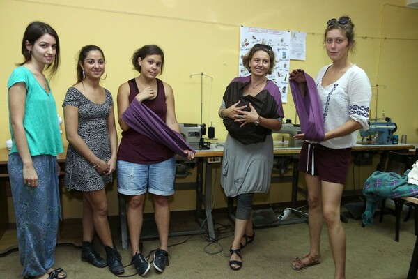 Στη Θεσσαλονίκη μια ομάδα κοριτσιών ράβει μάρσιπους για τις γυναίκες πρόσφυγες
