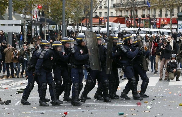 208 προσαγωγές σήμερα στο Παρίσι - Σκληρή γλώσσα από τον Ολάντ για τους διαδηλωτές