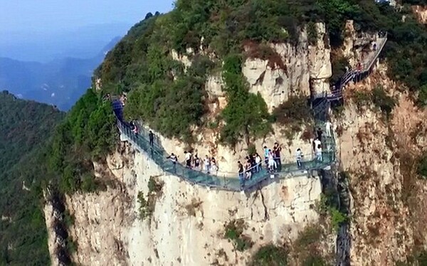 Τρόμος στα 1000 μέτρα: Γέφυρα από γυαλί ραγίζει την ώρα που περνά πλήθος τουριστών στην Κίνα