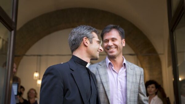 «Είμαι ένας ομοφυλόφιλος, ευτυχής ιερέας. Η Εκκλησία πρέπει, επιτέλους, να σταματήσει να εθελοτυφλεί»