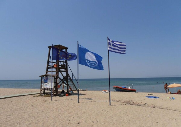 Ξηλώθηκαν οι «Γαλάζιες Σημαίες» από 38 ελληνικές παραλίες