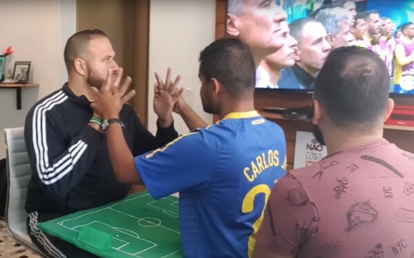 Πώς βλέπει ποδόσφαιρο κάποιος κωφός και τυφλός; Το συγκλονιστικό βίντεο με τον Βραζιλιάνο φίλαθλο