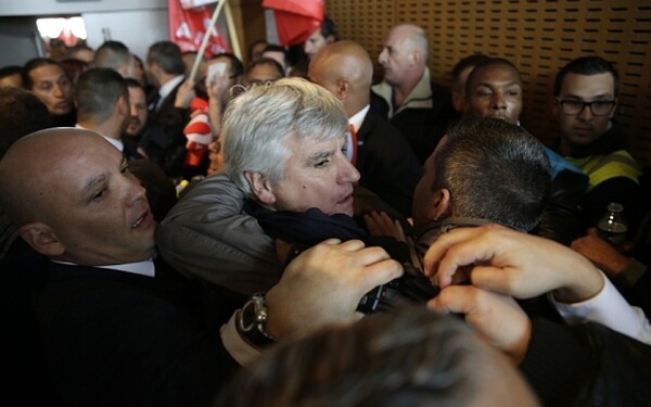 Απίστευτες σκηνές στην Air France: Οι εργαζόμενοι προσπάθησαν να λιντσάρουν στελέχη της εταιρείας