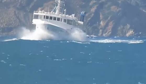 Η τιτάνια μάχη του Σκοπελίτη με τα κύματα σε ένα εντυπωσιακό βίντεο
