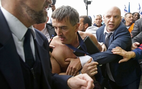 Απίστευτες σκηνές στην Air France: Οι εργαζόμενοι προσπάθησαν να λιντσάρουν στελέχη της εταιρείας