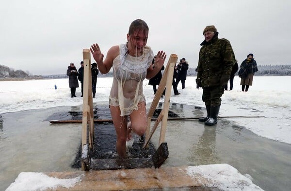 Θεοφάνεια στη Ρωσία: Χιλιάδες πιστοί αψήφησαν το κρύο και πήδηξαν στα παγωμένα νερά για να ευλογηθούν