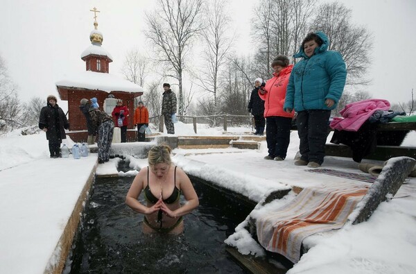 Θεοφάνεια στη Ρωσία: Χιλιάδες πιστοί αψήφησαν το κρύο και πήδηξαν στα παγωμένα νερά για να ευλογηθούν
