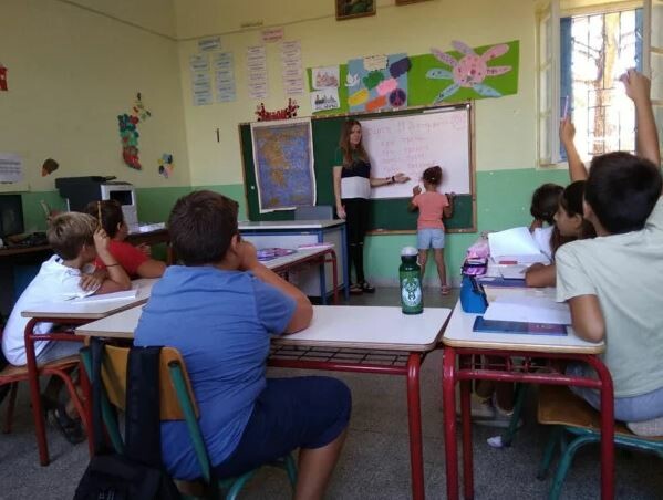 Eλένη Tάνου: H δασκάλα που πάει κάθε πρωί στην Τέλενδο με βαρκούλα