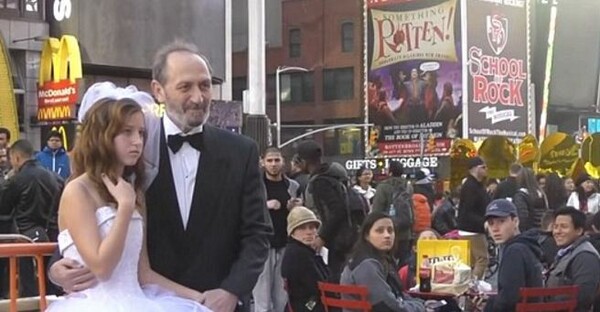 Ένας 65χρονος παντρεύεται μια 12χρονη και σοκάρει το πλήθος στην Times Square
