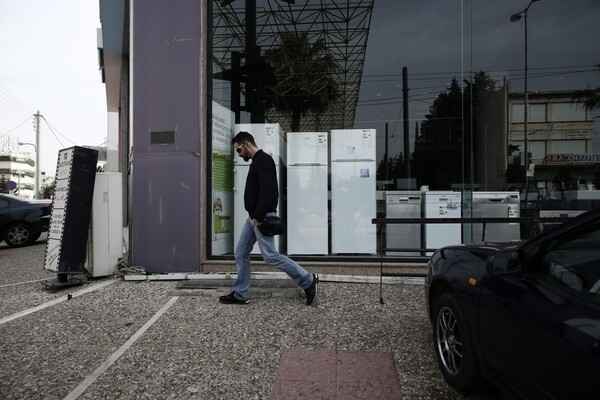 H επόμενη μέρα της πτώχευσης: 8 φωτογραφίες απ' τα κλειστά καταστήματα της Ηλεκτρονικής Αθηνών