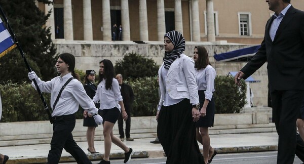 Η μαθήτρια που έγινε θέμα επειδή φορούσε μαντήλα στην παρέλαση μιλά για τους πρόσφυγες και το πόσο περήφανη ήταν σήμερα