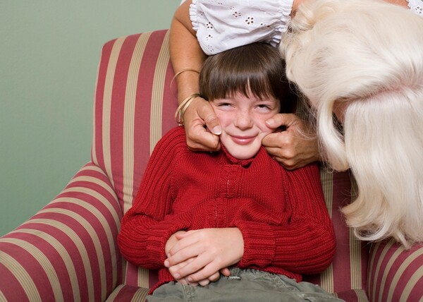 Mην αναγκάζετε τα παιδιά σας να αγκαλιάζουν συγγενείς - Προειδοποιήσεις στους γονείς για τα Χριστούγεννα