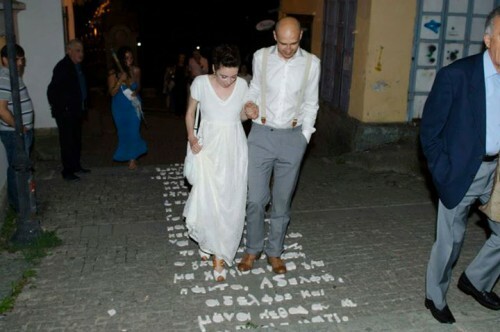 Η Φωτεινή Γουσέτη παντρεύτηκε τον σύντροφό της στην ΠΓΔΜ, με ένα μεγάλο εικαστικό δρώμενο