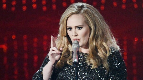 Η Adele "μαλώνει" θαυμάστρια: Σταμάτα να με τραβάς με την κάμερα. Είμαι εδώ. Απόλαυσέ με στην πραγματικότητα