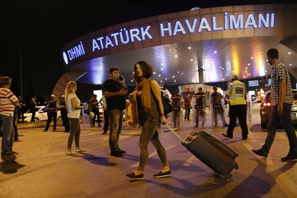 ΥΠΕΞ: Υπήρχαν Έλληνες στο αεροδρόμιο Ατατούρκ - Καμία ένδειξη για ύπαρξη νεκρών ή τραυματιών από την Ελλάδα