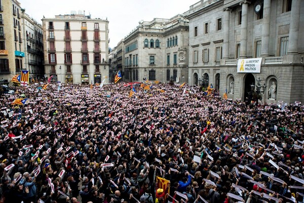 Διαδηλώσεις και συγκρούσεις με αστυνομικούς στην Καταλονία