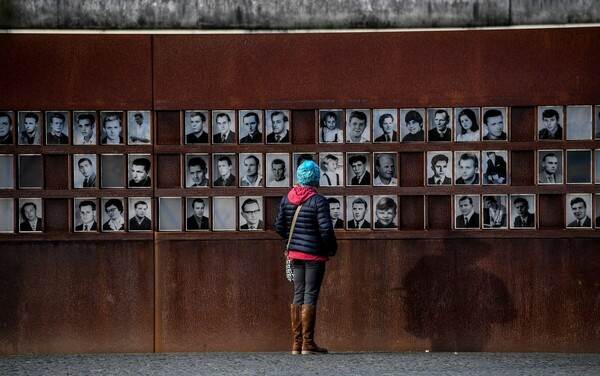 Σαν σήμερα 28 χρόνια πριν γκρεμίστηκε το Τείχος του Βερολίνου