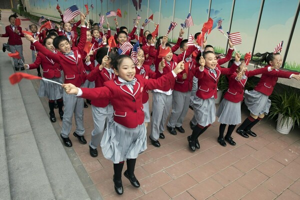 Ενθουσιασμένοι οι μαθητές της Κίνας με τη Μελάνια Τραμπ