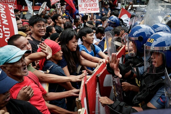 Έντονες συγκρούσεις διαδηλωτών και αστυνομικών δυνάμεων στη Μανίλα