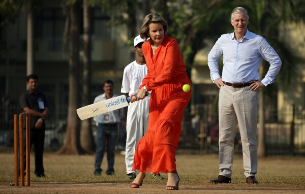 Μια βασίλισσα δοκιμάζει τις βολές της στο κρίκετ