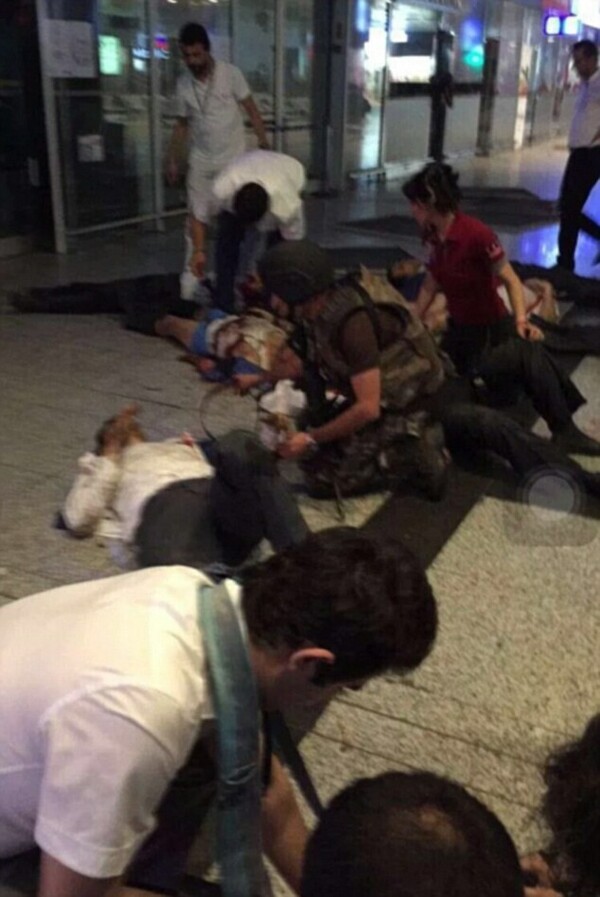 Επίθεση αυτοκτονίας στην Κωνσταντινούπολη - 32 νεκροί και δεκάδες τραυματίες από έκρηξη στο αεροδρόμιο