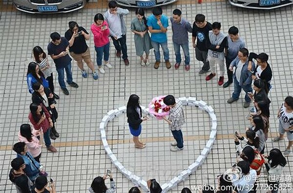 Κινέζος προγραμματιστής έκανε πρόταση γάμου με 99 iPhone 6