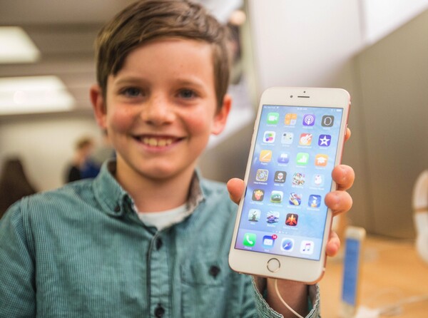 2 μεγάλοι μέτοχοι θέλουν η Apple να ερευνήσει πόσο εθιστικά είναι τα κινητά για τα παιδιά