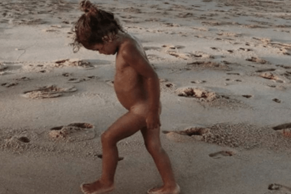 Το Instagram κατεβάζει φωτογραφία γυμνού κοριτσιού, όχι όμως για τον λόγο που φαντάζεστε