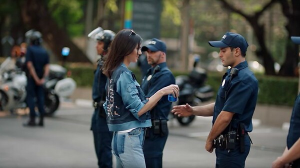 Γιατί η Pepsi και η Kendall Jenner απέτυχαν οικτρά με τη νέα τους διαφήμιση (κι αναγκάστηκαν να την αποσύρουν)