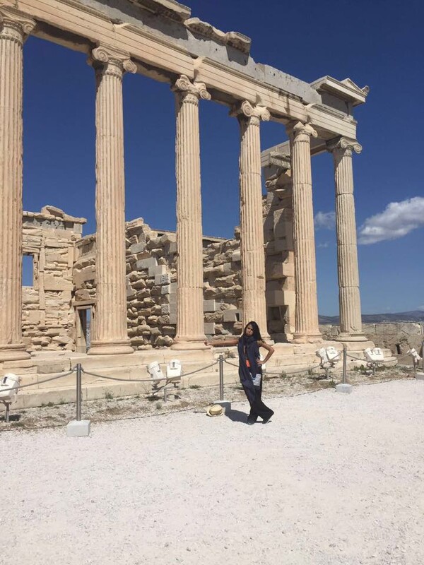 Έκανε μόνη της ταξίδι του μέλιτος στην Ελλάδα και φωτογράφισε όλα τα μνημεία με το χέρι απλωμένο