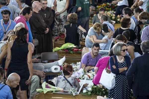 Η Ιταλία κηδεύει τους νεκρούς της- Δάκρυα και απόγνωση στην επίσημη τελετή για τα θύματα του σεισμού