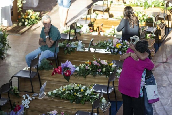 Η Ιταλία κηδεύει τους νεκρούς της- Δάκρυα και απόγνωση στην επίσημη τελετή για τα θύματα του σεισμού