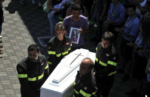 Φόρο τιμής απέτισε η Ιταλία στα 291 θύματα από το χτύπημα του Εγκέλαδου