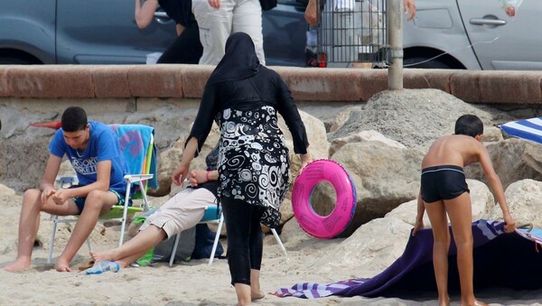 Δήμαρχοι στη Γαλλία αρνούνται να άρουν την απαγόρευση του μπουρκίνι στις παραλίες παρά την δικαστική απόφαση