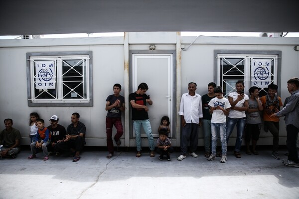 Reuters: Η ελληνική κυβέρνηση σχεδιάζει νέους μόνιμους και μικρότερους καταυλισμούς προσφύγων για να αποσυμφορήσει τα νησιά