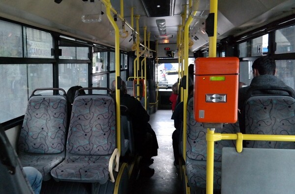 Γιατί τα καθίσματα των λεωφορείων έχουν πάντα τόσο αδιάφορα σχέδια;