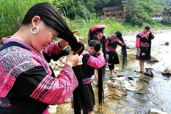 Σ' αυτό το χωριό της Κίνας οι γυναίκες κόβουν τα μαλλιά τους μόνο μια φορά στη ζωή τους