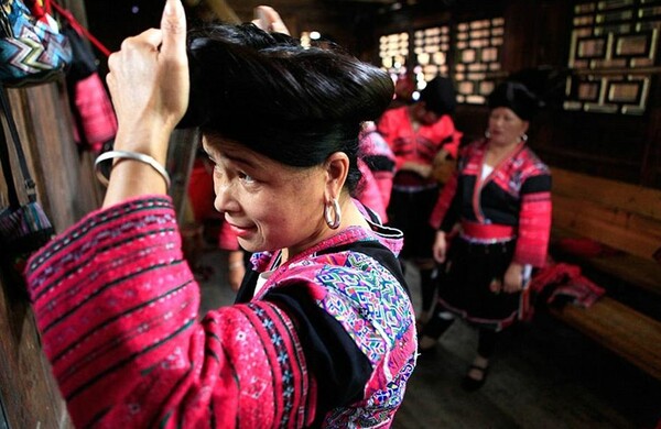Σ' αυτό το χωριό της Κίνας οι γυναίκες κόβουν τα μαλλιά τους μόνο μια φορά στη ζωή τους