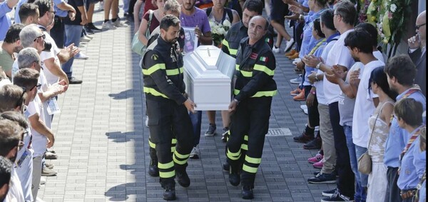 Φόρο τιμής απέτισε η Ιταλία στα 291 θύματα από το χτύπημα του Εγκέλαδου