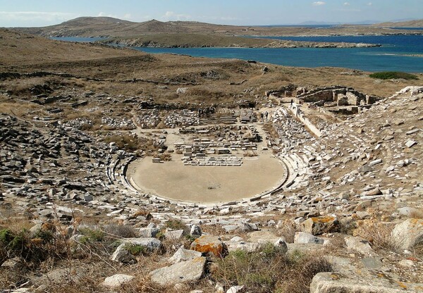 Έπειτα από 2.000 χρόνια, η πρώτη παράσταση στο αρχαίο θέατρο της Δήλου