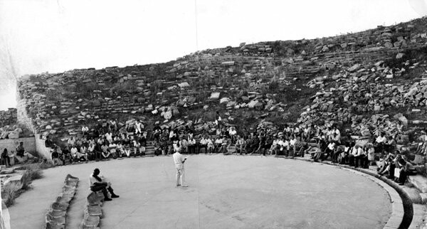 Έπειτα από 2.000 χρόνια, η πρώτη παράσταση στο αρχαίο θέατρο της Δήλου