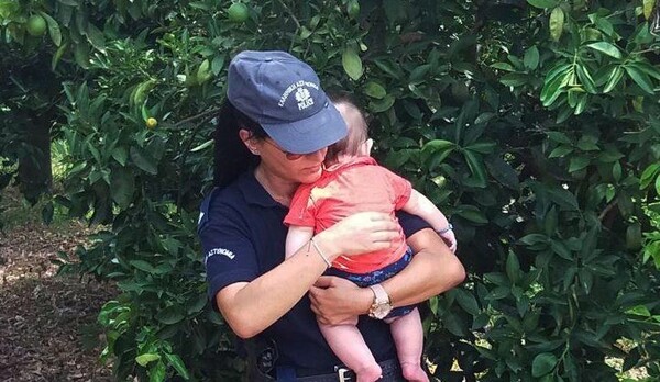 Η φωτογραφία που συγκίνησε το ελληνικό ίντερνετ: Η αστυνομικός που ηρεμεί στην αγκαλιά της το μωρό μετά από τροχαίο