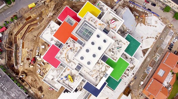 Drone κατέγραψε τις νέες εγκαταστάσεις της LEGO και το κτίριο μοιάζει με τα διάσημα τουβλάκια