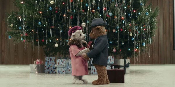 Ο κύριος και η κυρία Bair «επιστρέφουν» στο αεροδρόμιο του Χίθροου και πρωταγωνιστούν στη νέα χριστουγεννιάτικη διαφήμιση