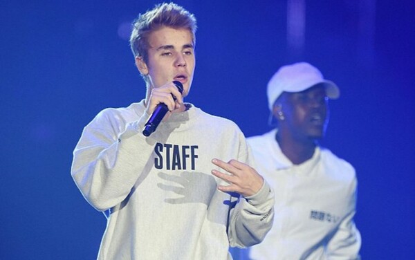 H στιγμή που ο Bieber εξοργίζεται, πετά το μικρόφωνο και αφήνει άναυδους τους θαυμαστές του