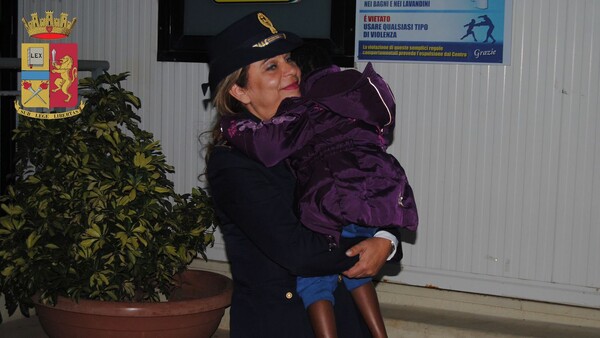 H απίστευτη περιπέτεια μιας 4χρονης που έχασε τη μητέρα της στο ταξίδι προς Ιταλία και την ξαναβρήκε από μια σύμπτωση