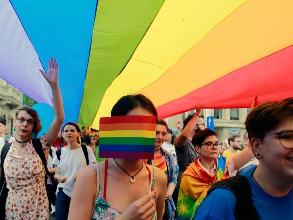 Διχασμένοι οι Ρουμάνοι ψηφίζουν για το γάμο ομόφυλων ζευγαριών
