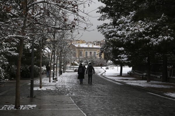 H χιονισμένη Ακρόπολη και η Αθήνα ντυμένη στα λευκά το πρωί